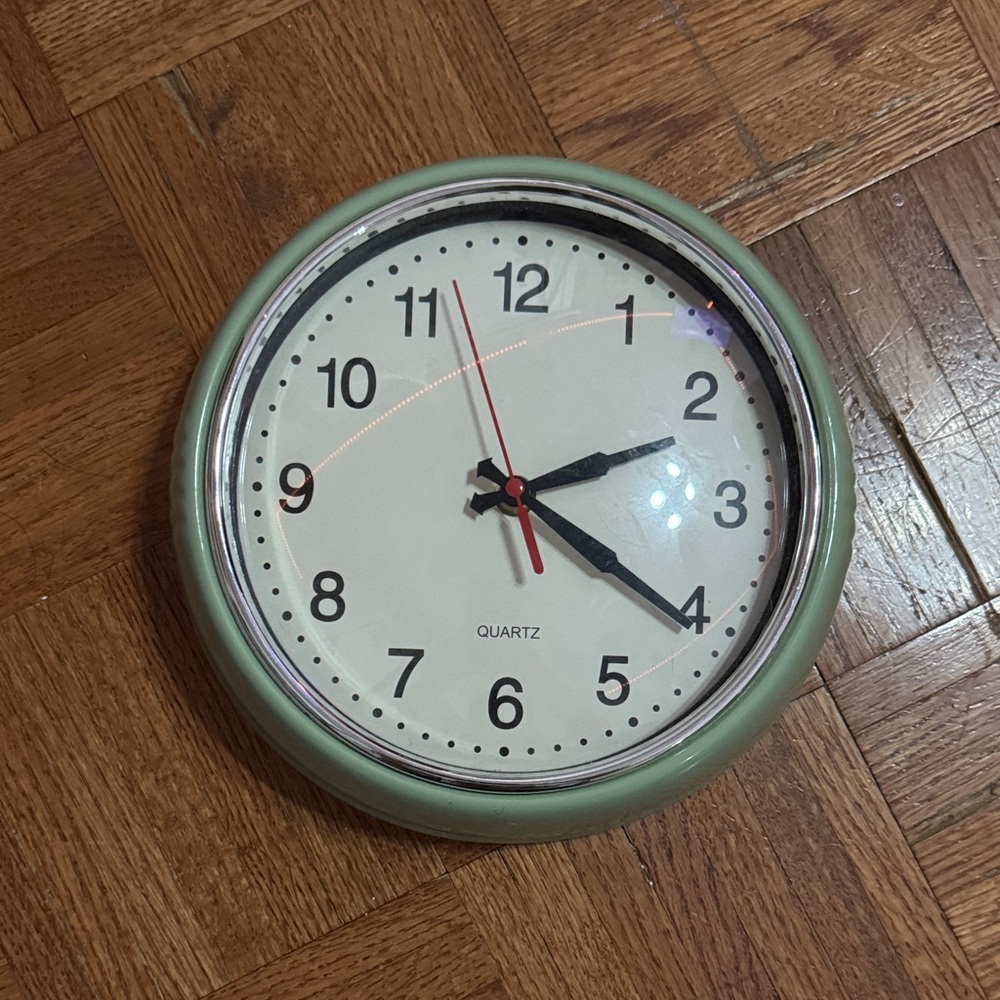 Elegant Green Quartz Wall Clock